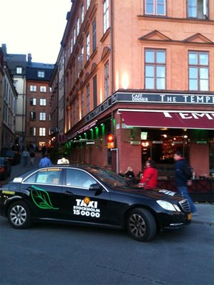 Всички таксита в Стокхолм изглеждат по един и същи начин.