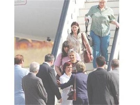 Медиците и близките им се радват на летище София на 24 юли 2007 г. СНИМКА: ЙОРДАН СИМЕОНОВ