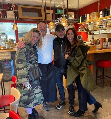 Ерос Рамацоти обядва с бившата си жена Мишел (вляво) и с дъщеря им Аурора СНИМКА: Инстаграм 

