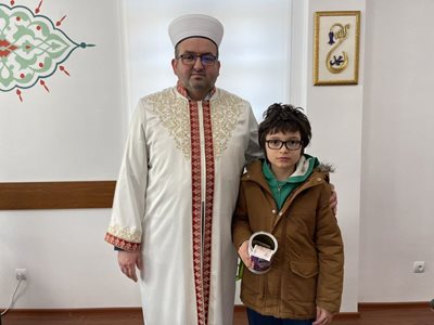 10-годишният Манол, син на отец Петър Гарена, даде на районния мюфтия спестените си пари, за да помогне на пострадалите при земетресението в Турция. СНИМКА: РАЙОННО МЮФТИЙСТВО - КЪРДЖАЛИ