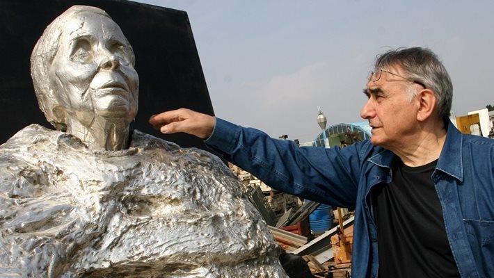 Светлин Русев пред паметника на Ванга