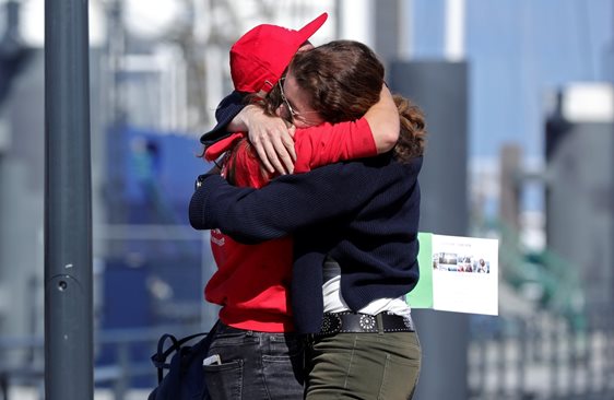 Майка в Дания посреща своята дъщеря, която е била блокирана в друга държава заради епидемията.