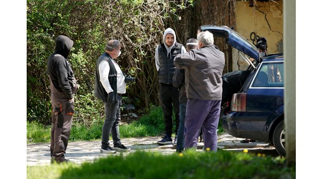 Един от близнаците ( в средата) по време на ареста, доведен в къщата на Бисер Митрев от кв. “Бояна”, където е задържан.