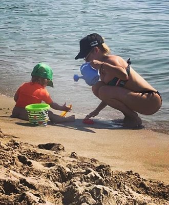 Певицата на плажа с дъщеричката си Лия