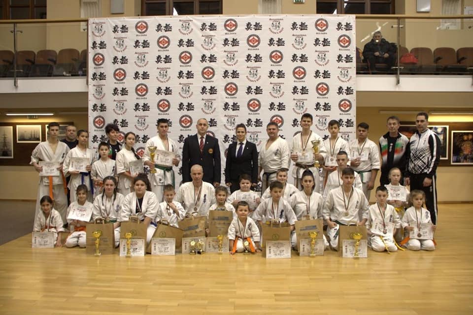 7 златни медала за бургаски каратеки на отворено първенство във Варна
