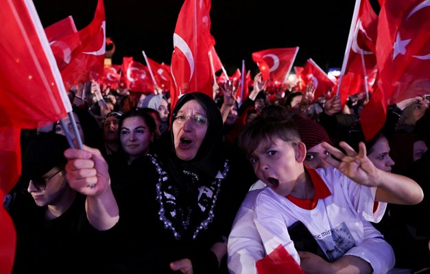 Привърженици на Ердоган празнуваха по улиците на Сараево
Снимка: Ройтерс