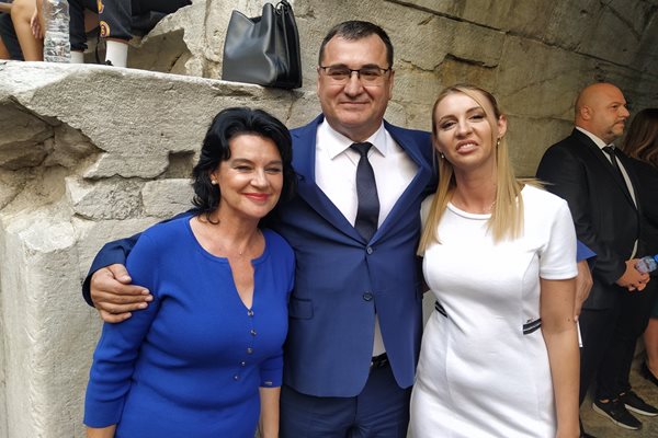 Славчо Атанасов излезе пред симпатизантите си заедно със своята съпруга Елена и дъщеря им д-р Силвия Стоева.