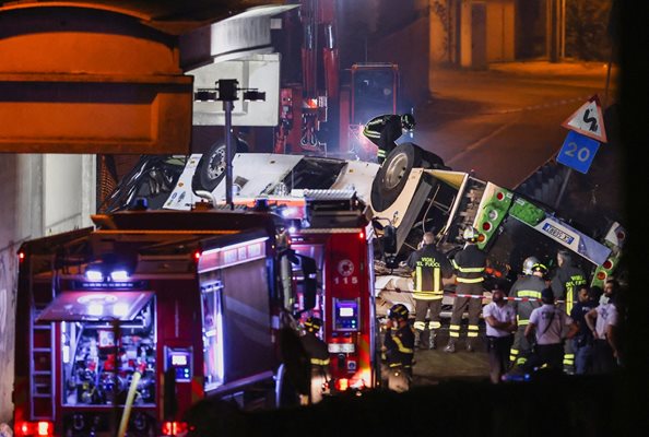 Трагедията в снимки - вижте падналия във Венеция автобус, в който загинаха 21 туристи (Видео, галерия)