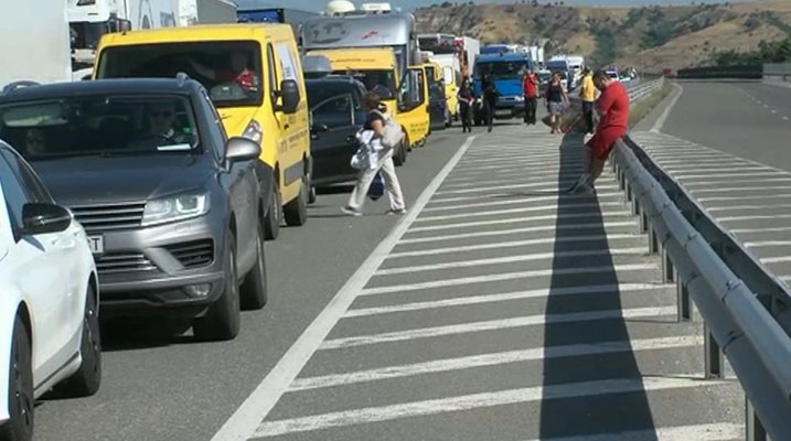 Опашките по границите в Гърция ще останат и през следващата година, тъй като тази граница не е включена в споразумението с Австрия за Шенген.

СНИМКА: “24 ЧАСА”