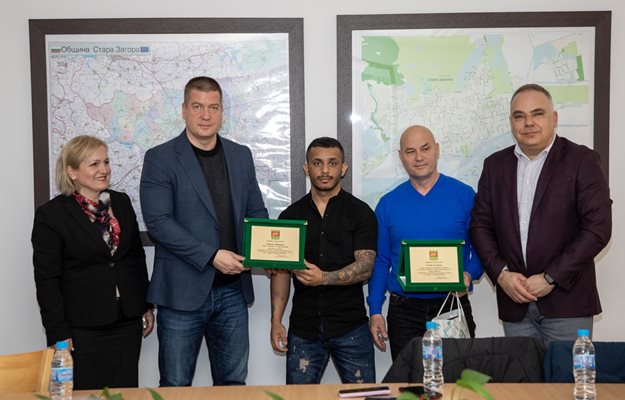 Осигуряват общински жилища на шампионите в щангите Габриел Маринов и Валентин Генчев