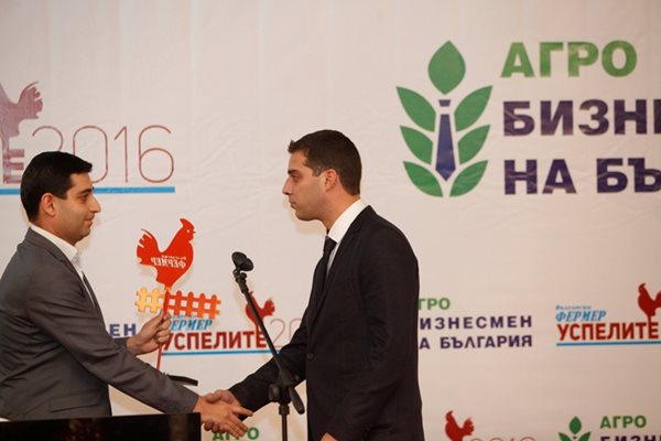Николай Вълканов (вдясно) награди търговския директор на "Мегатрон" Георги Панчев