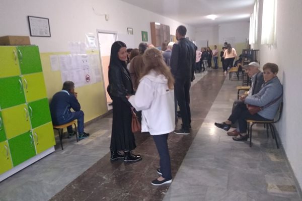 От сутринта пред избирателните секции в община Несебър е оживено.