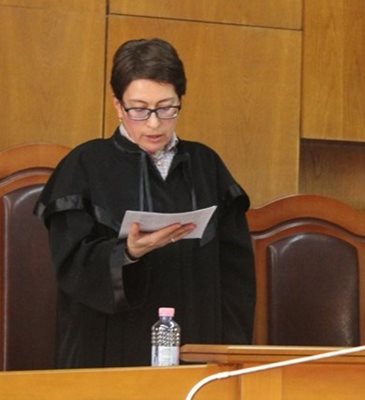 Съдия Кристина Пунтева чете присъдите срещу 14-те обвиняеми.