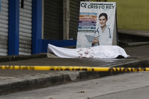 Покойник остава да лежи пред медицински център в Гуаякил. Снимка: Туитър