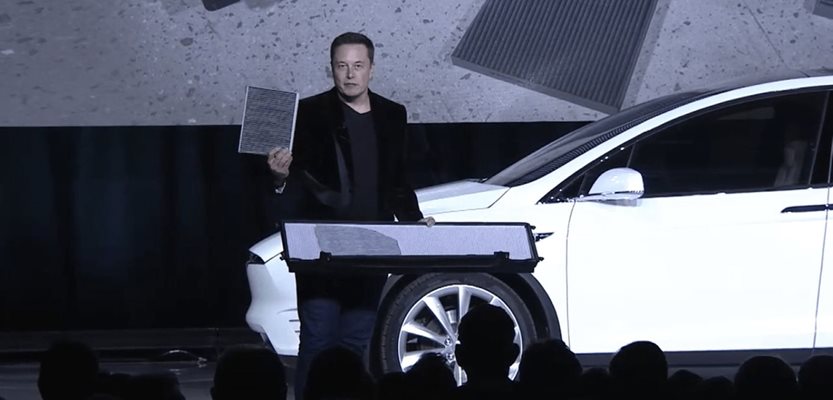 Шефът на Tesla Илън Мъск показва системите за филтриране на купето на автомобилите. 