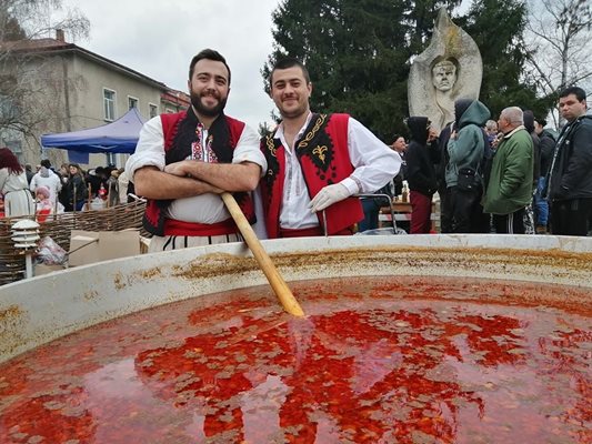 Храната ще е в изобилие и всеки ще може да опита / Снимки: ФП "Греяна ракия и зелева чорба от старовремската софра"

