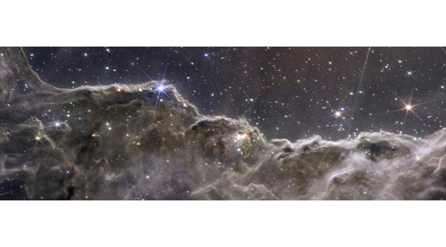 Съставно изображение на Космическите скали в мъглявината Карина, създадено с данни от инструментите NIRCam и MIRI от космическия телескоп Джеймс Уеб на НАСА.