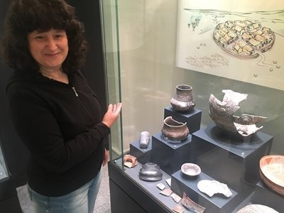Археологът Росица Миткова показва праисторически находки от Долнослав, които се съхраняват в музея.