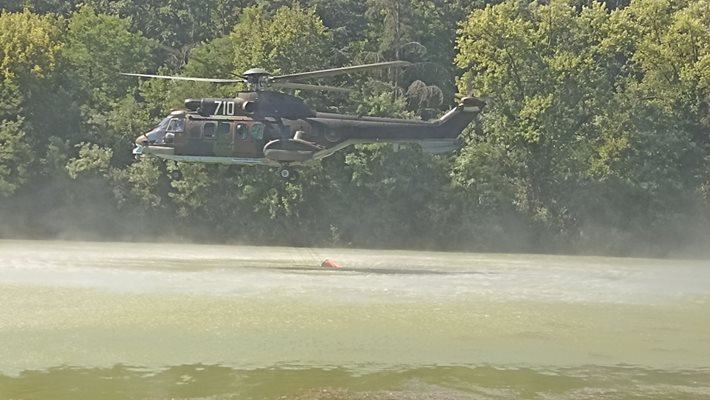 Хеликоптер на Българската армия черпи вода от езерото в курорта Старозагорски минерални бани, за да участва в гасенето на пожара край Стара Загора през юли тази година. СНИМКА: ВАНЬО СТОИЛОВ