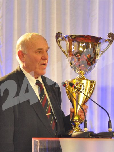 Димитър Ларгов с купата, която организаторите на “Футболист на годината” му връчиха през 2011 г. за 75-ия му рожден ден.
