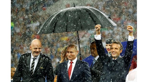 Президентът на ФИФА Джанни Инфантино, Владимир Путин и Еманюел Макрон СНИМКИ: РОЙТЕРС