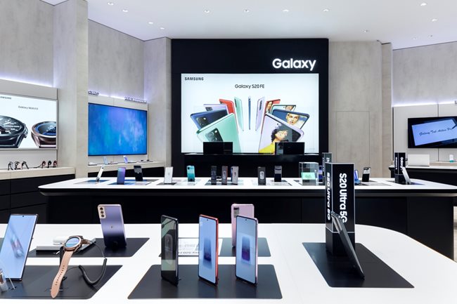  Вили Сечкова отваря формален магазин на Samsung в България 
