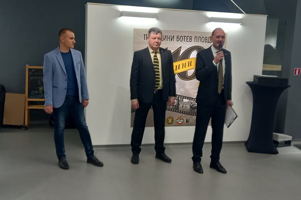 Рашко Стоянов и Валери Станков откриват изложбата.