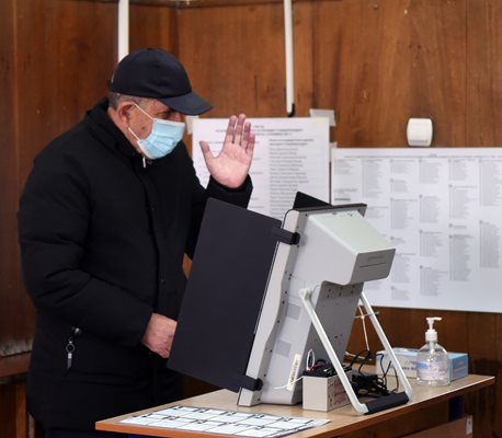 Мъж гласува с машина в столично училище