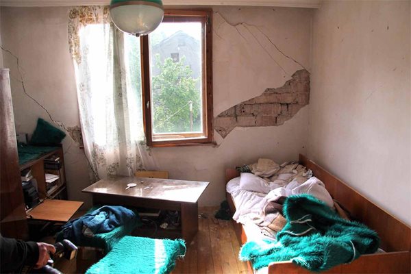 Така изглежда стая в една от силно засегнатите къщи в Рударци.