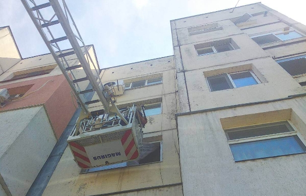 Мъж се барикадира в дома си в Айдемир, полицаи го изведоха със стълба