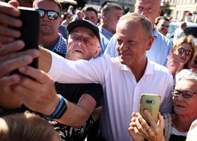 Доналд Туск поведе шествие в опит да си гарантира победа на изборите в Полша