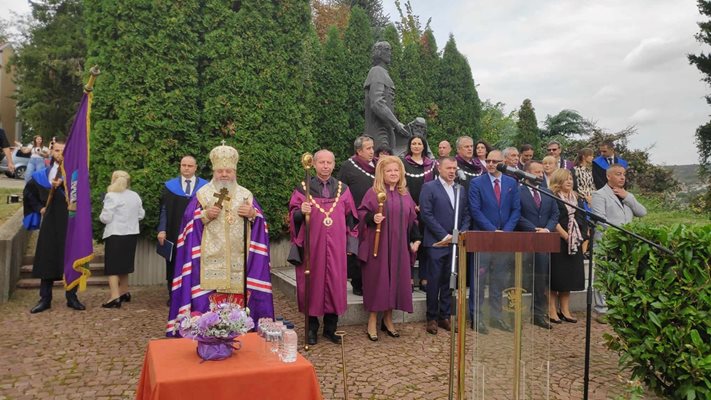 Тържественото откриване на академичната година по традиция бе пред паметника на св.св. Кирил и Методий