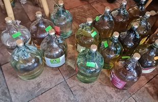 Иззеха 100 литра контрабандна ракия на пазар в Ловеч