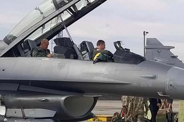 Радев бе във втората кабина на  F-16.