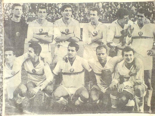 Димитър Ларгов (вторият от дясно на ляво от клекналите) като капитан на националния отбор в решителния мач за класиране на световното в Англия срещу Белгия във Флоренция.