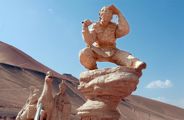 Статуята на Царя на маймуните забавлява най-запалените и издръжливи на жегата туристи.