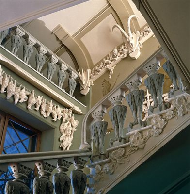 Вътрешните стълби и стените също са обкичени с фигури на странни животни.