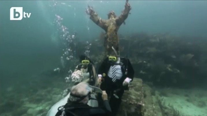 Двойка от Маями се ожени под водата