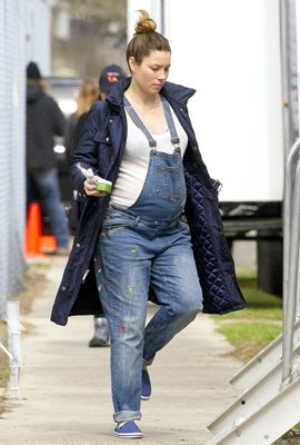 Джесика Бийл с дънков гащеризон по време на бременността си