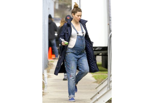 Джесика Бийл с дънков гащеризон по време на бременността си