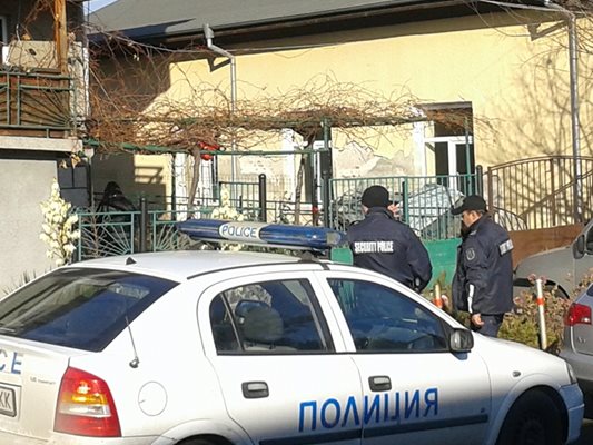 Полицаи пред къщата на Сашева в Крайморие - по силата на привременните мерки бащата Марин Маринов бе дошъл да прибере децата си.