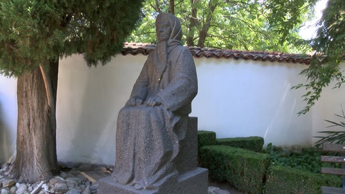 Паметникът на майката на Левски в къщата музей