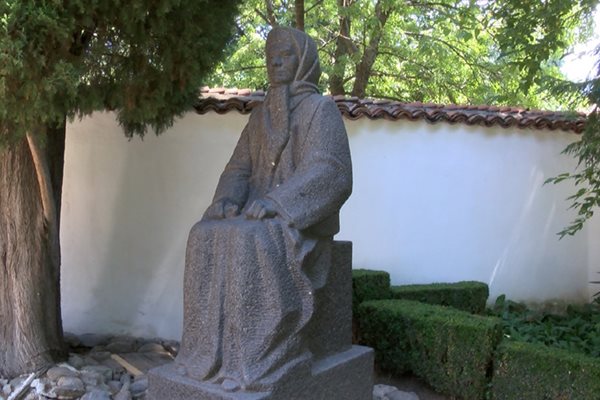 Паметникът на майката на Левски в къщата музей