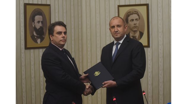 Президентът Румен Радев връчва мандата на Асен Василев миналия петък.