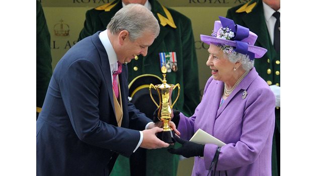Принц Андрю връчва купата "Роял Аскът" на кралицата.