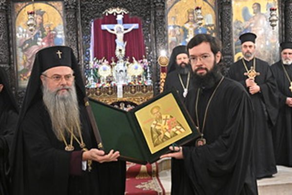 Дядо Николай с руския митрополит Антоний, на когото подари икона на свети Климент Охридски.