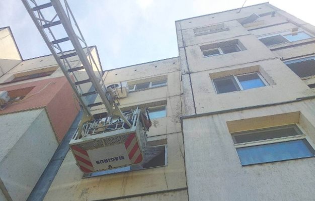 36-годишен се барикадира в дома си, полицаи го изведоха със стълба
СНИМКА: ОД на МВР - Силистра
