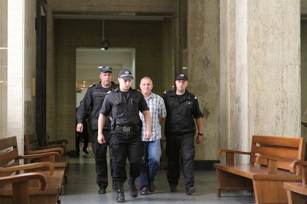 Полицаи водят Николай Христов в съда.