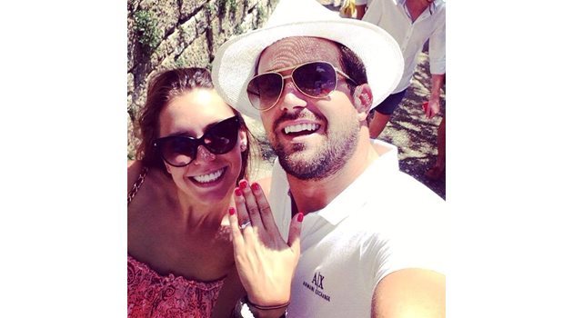 Христина показа годежния си пръстен във фейсбук.
