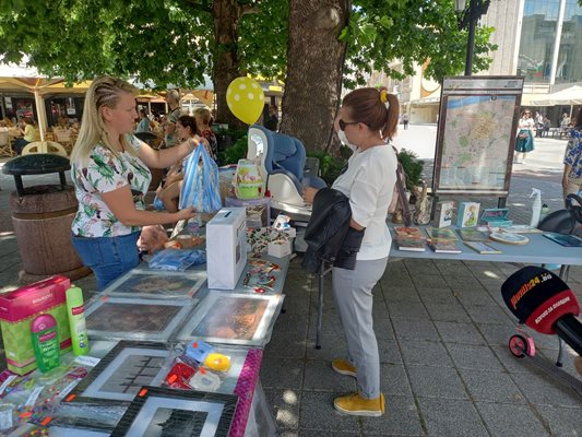 Пловдивчанка си купува в сувенир в акцията в помощ на Бояна.